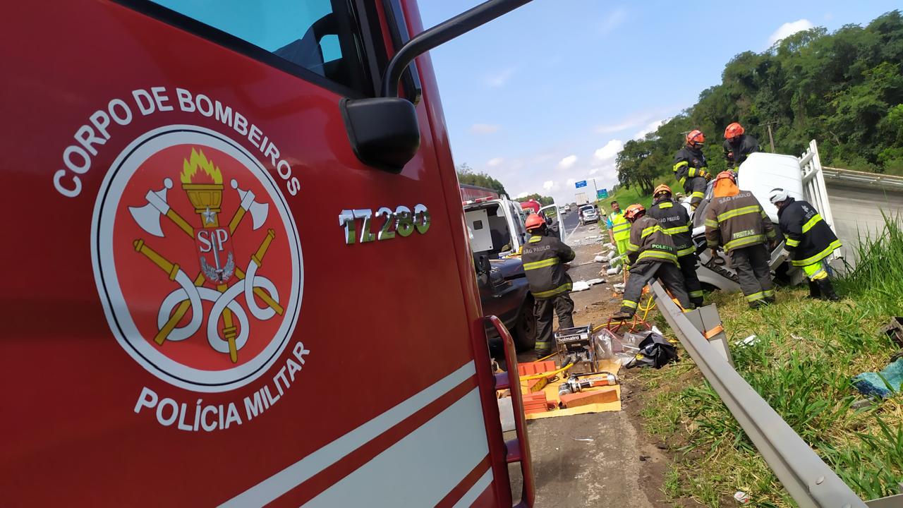 Foto 8 de 8 — Passageiro fica preso nas ferragens após colisão envolvendo quatro veículos na Washington Luís